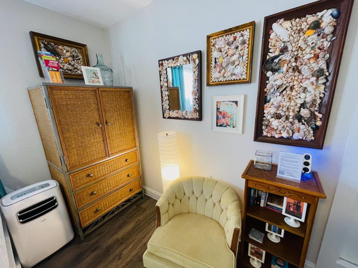Coastal Chic Suite With Kitchenette And Private Entrance St. Petersburg Exterior photo